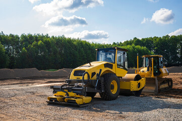 Baumaschinen auf einer Baustelle
