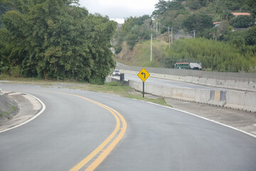 Sinalização rodoviária indicando pedágio a 1 km com opção de cobrança automática à direita. Foto ideal para temas de mobilidade, transporte rodoviário e infraestrutura no Brasil.