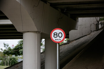 Sinalização rodoviária com limites de velocidade distintos para veículos leves (80 km/h) e pesados (60 km/h), em estrada brasileira. Ideal para temas de trânsito, segurança viária e transporte.