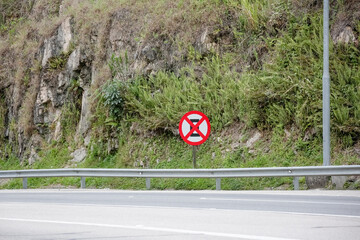 Sinalização rodoviária com limites de velocidade distintos para veículos leves (80 km/h) e pesados (60 km/h), em estrada brasileira. Ideal para temas de trânsito, segurança viária e transporte.