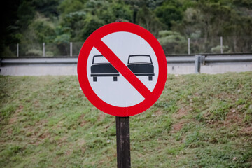 Sinalização rodoviária com limites de velocidade distintos para veículos leves (80 km/h) e pesados (60 km/h), em estrada brasileira. Ideal para temas de trânsito, segurança viária e transporte.