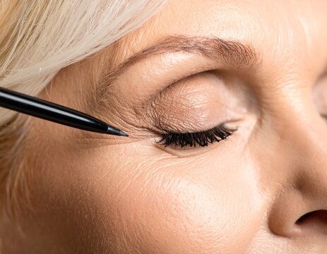 Applying Eyeliner on Mature Skin Techniques and Tips