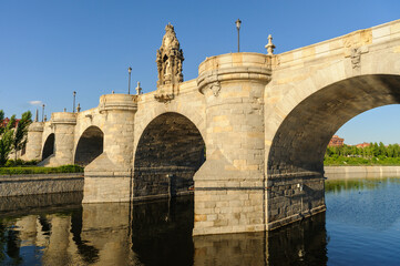 Fototapeta premium Puente de Toledo spanning the Manzanares river, Madrid, Spain
