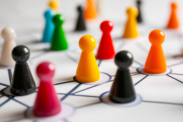 Obraz premium Colorful game pieces on a strategic board for teamwork and planning