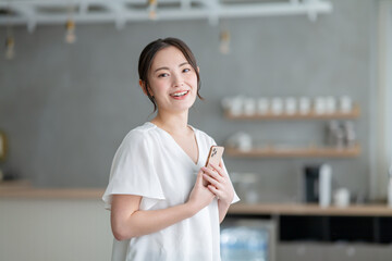 カフェでスマホを使う女性