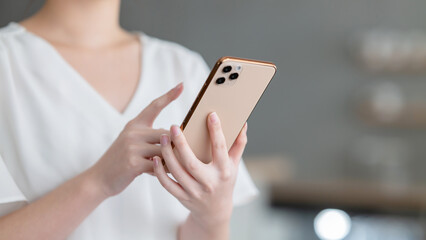 カフェでスマホを使う女性