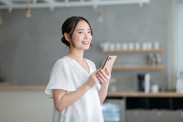 カフェでスマホを使う女性