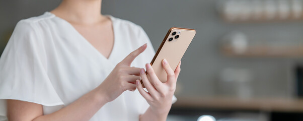 カフェでスマホを使う女性