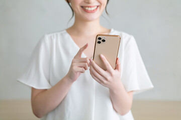 スマホを使う女性