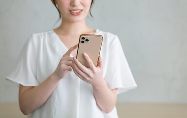 スマホを使う女性