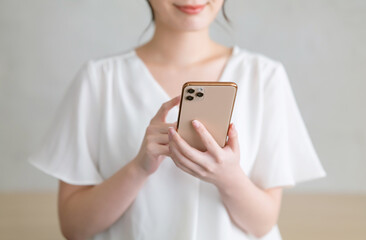 スマホを見て悩む女性