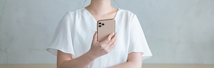 スマホを見て悩む女性
