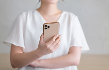スマホを見て悩む女性