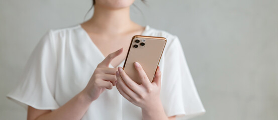 スマホを見て悩む女性