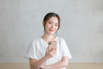 スマホを使う女性