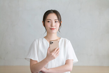 スマホを使う女性