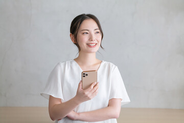 スマホを使う女性