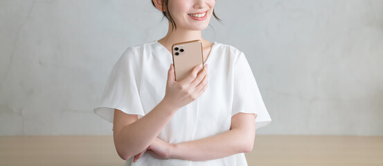 スマホを使う女性