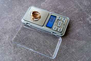 Electronic high-precision pocket scales.Weigh the gold jewelry.Pawn the gold.