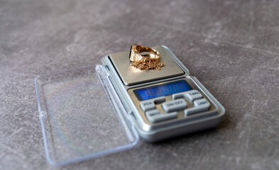 Jewelry scales for calculating the cost of jewelry.Take the family jewelry to the store.