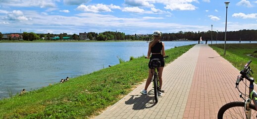 kobieta na rowerze nad zalewem tatar w rawie mazowieckiej © mobile