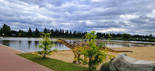 dinozaur na plaży w białej rawskiej © mobile