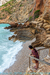 MUJER MIRANDO AL MAR MEDITERRANEO DESDE LA CALA GRANADELLA 2025 PRECIPICIO  Woman looking at the Mediterranean Sea from Cala Granadella 2025 cliff