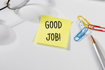 Office Note “Good Job” Set on Office Desk – Encouragement & Recognition Concept