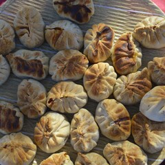 Empanadas pequeñas horneadas con dorado suave, fotografiadas con luz natural y sombras armoniosas