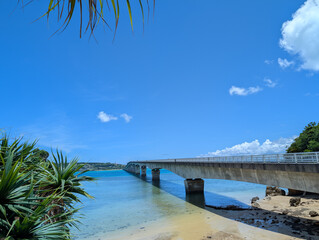 白い砂浜のビーチと橋　沖縄古宇利大橋　A white sand beach and Kouri Bridge in...
