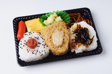 おにぎり弁当