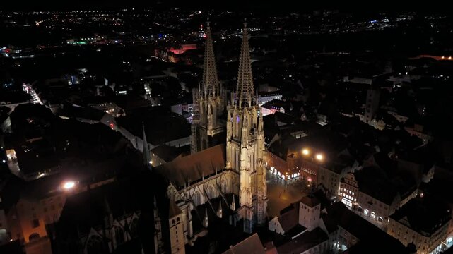 Dom St. Peter zu Regensburg, kurz Regensburger Dom, Deutschland, Luftaufnahme bei Nacht. Regensburg Cathedral most important church and landmark of city of Regensburg Germany, aerial view at night. 
