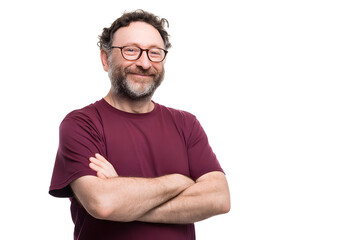 Retrato de un hombre de mediana edad con el cabello rizado y barba, peludo, de gran complexión, ingeniero, profesional, seguro de sí mismo y relajado.
