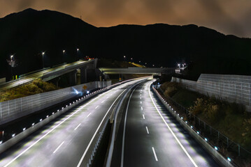 夜中の新東名高速道路