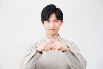 男性　指でばつ印のジェスチャー　20代　白背景