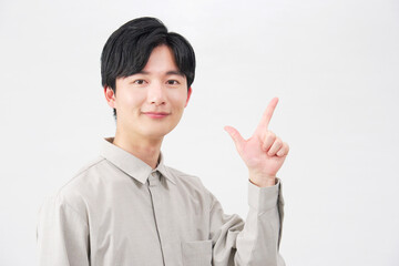 男性　チェックサイン　20代　白背景