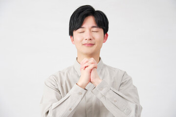 祈る男性　20代　白背景
