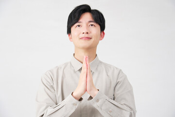 男性　合掌して祈る　20代　白背景