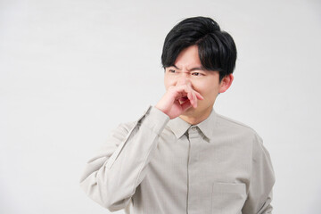 男性　鼻炎　20代　白背景