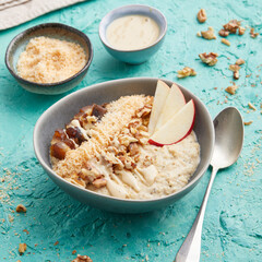 Oat porridge with apple and dates