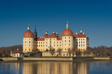 Schloss Moritzburg bei Moritzburg in Sachsen vom anderen Ufer gesehen