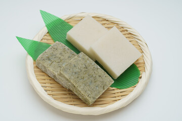 【日本の食べ物】切り餅・角餅｜通常の白い餅とヨモギ入りの餅
