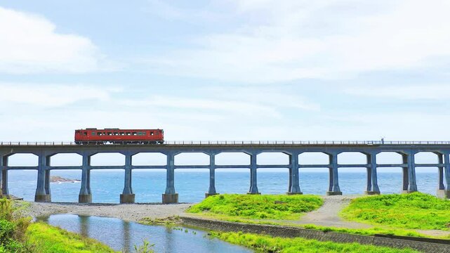 初夏の惣郷川橋梁とキハ40系　山口県阿武郡　Sogogawa Bridge and Kiha 40 series in early summer. Yamaguchi Pref, Abu county.