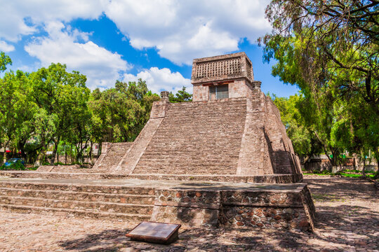 Pir&aacute;mide de Santa Cecilia Acatitl&aacute;n en Tlalnepantla, Estado de M&eacute;xico. Templo prehisp&aacute;nico restaurado, dedicado a Huitzilopochtli