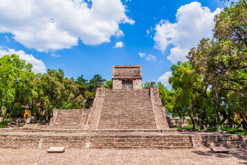 Pirámide de Santa Cecilia Acatitlán en Tlalnepantla, Estado de México. Templo prehispánico...
