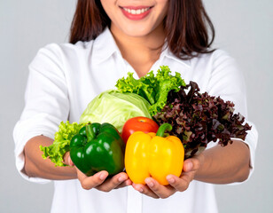 野菜を持った白いシャツの女性