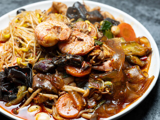 Spicy vegetable stir fried noodles