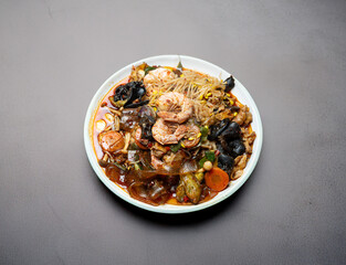 Spicy vegetable stir fried noodles