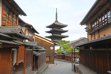 Obraz premium 京都の街並みと八坂の塔