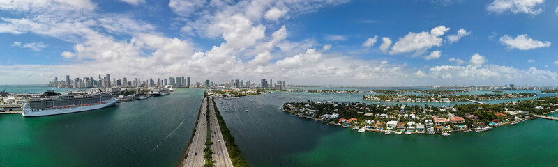 Obraz premium Panorama of Miami Beach skyline. Miami Beach cityscape. Miami Beach skyline with skyscrapers and coastline from above.